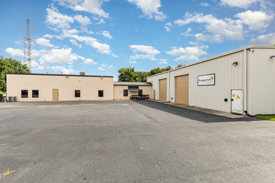 More Photos Of 100 Industrial Dr, Fredericksburg Showroom For Sale