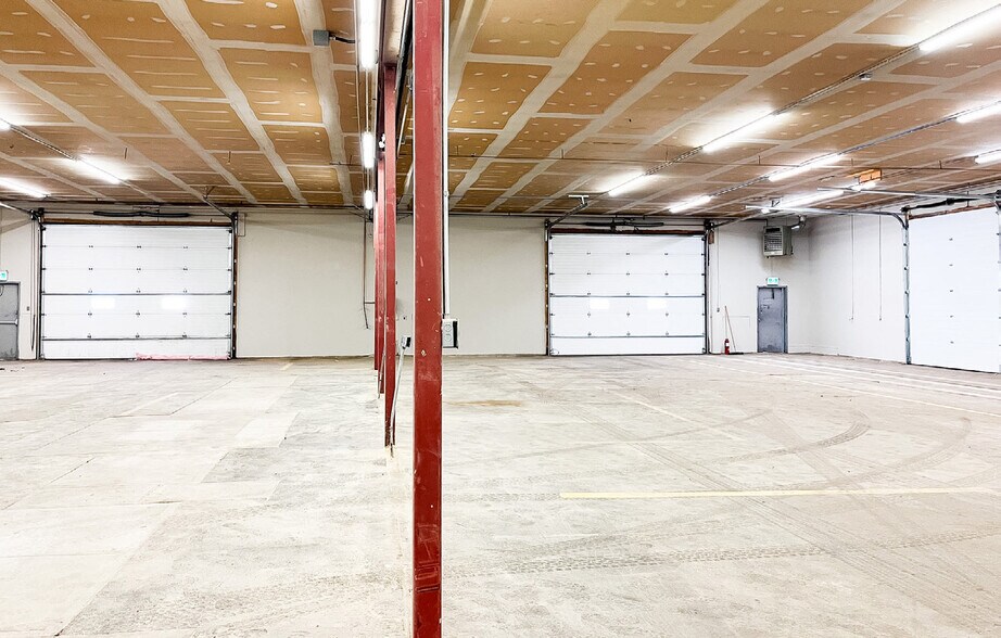 More Photos Of 1276 32 St SW, Medicine Hat Service For Lease