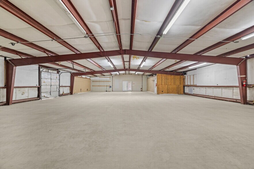 More Photos Of 10063 US-72, Rogersville Warehouse For Lease