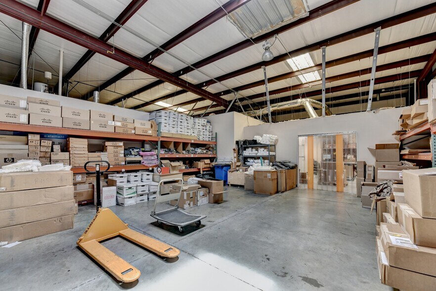 More Photos Of 4325 Creek Park Dr, Suwanee Light Distribution For Sale