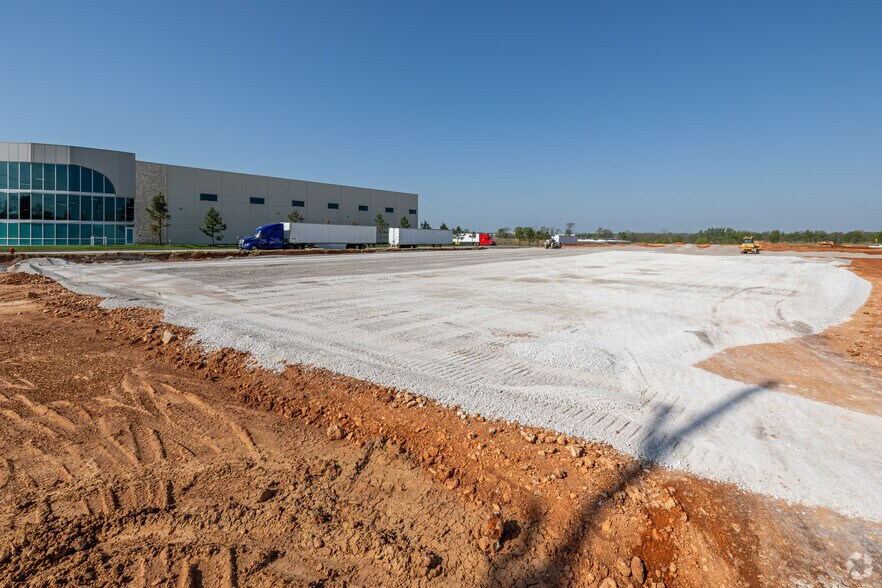 More Photos Of 5100 SW Regional Airport Blvd, Bentonville Warehouse For Lease