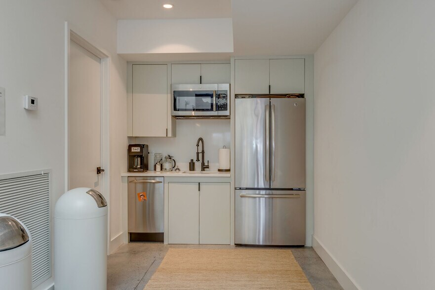 More Photos Of 407 Humphreys St, Nashville Office For Lease