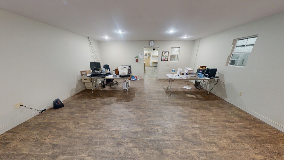 More Photos Of 413 Albano Dr, Springdale Warehouse For Lease