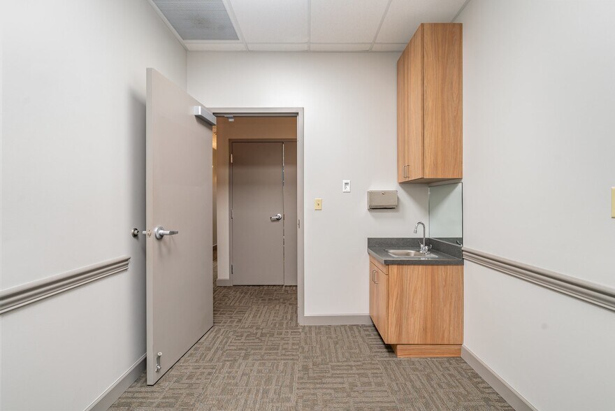 More Photos Of 1001 Merylinger Ct, Franklin Medical For Lease