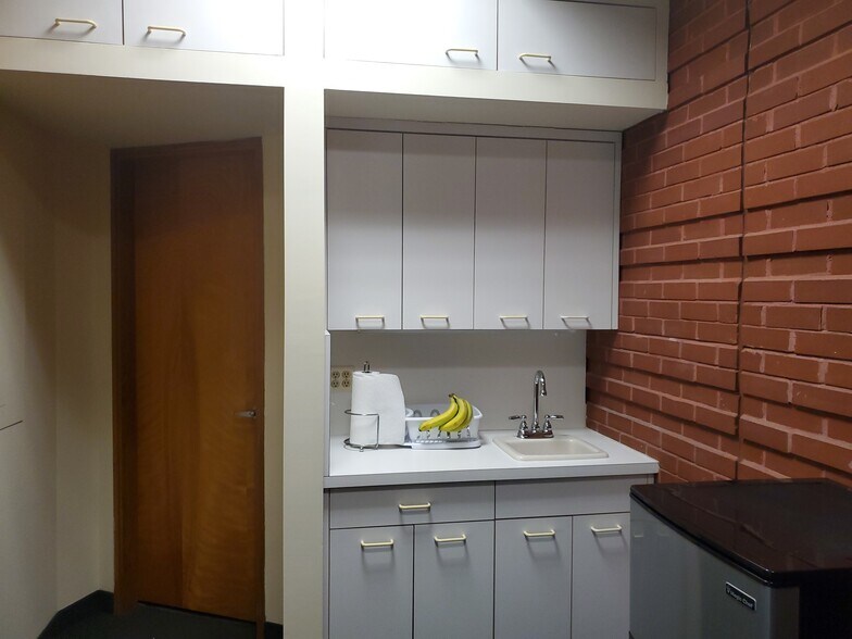 More Photos Of 263 Glenville Rd, Greenwich Storefront Retail Office For Lease
