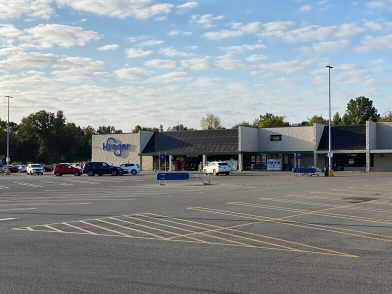 More Photos Of 10 W Frankfort Plz, West Frankfort Unknown For Lease