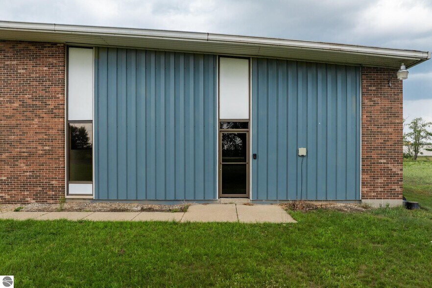 More Photos Of 910 Industrial Dr, Mount Pleasant Warehouse For Sale