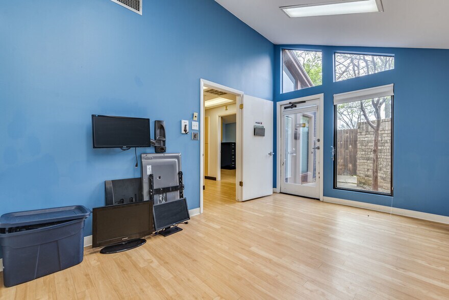 More Photos Of 711 W 38th St, Austin Unknown For Lease