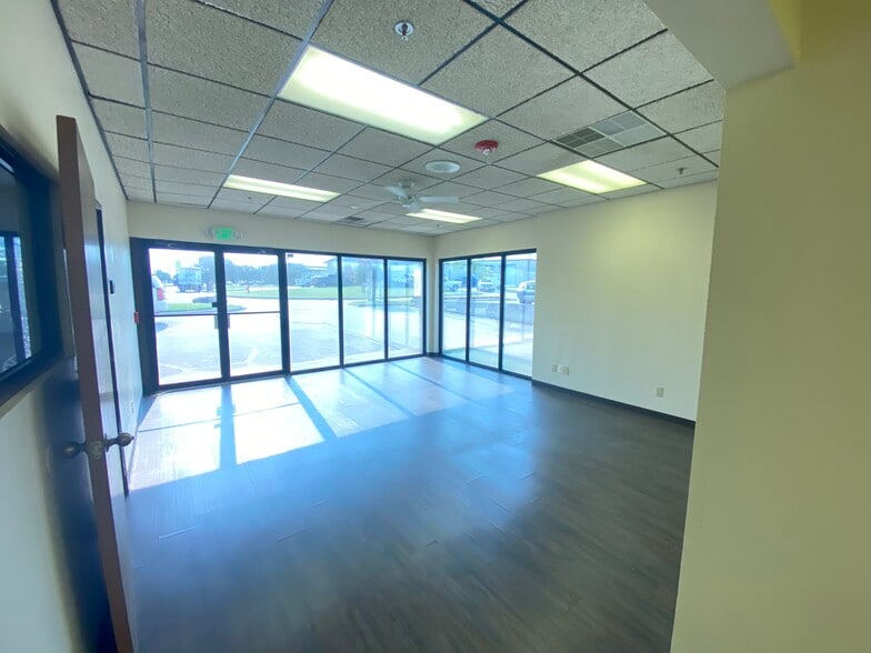 More Photos Of 8317 Gateway Ter, Oklahoma City Showroom For Sale