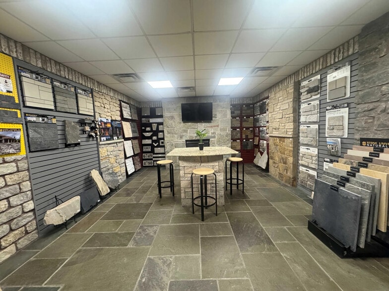 More Photos Of 205 35th St, Bettendorf Warehouse For Lease