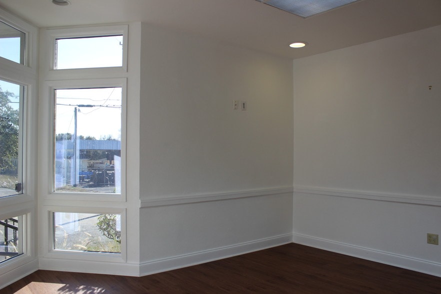 More Photos Of 515 E Court St, Seguin Office Residential For Lease