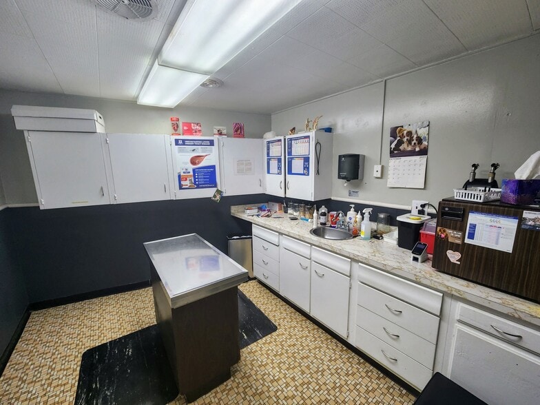 More Photos Of 712 Maccorkle Ave, Charleston Veterinarian Kennel For Sale