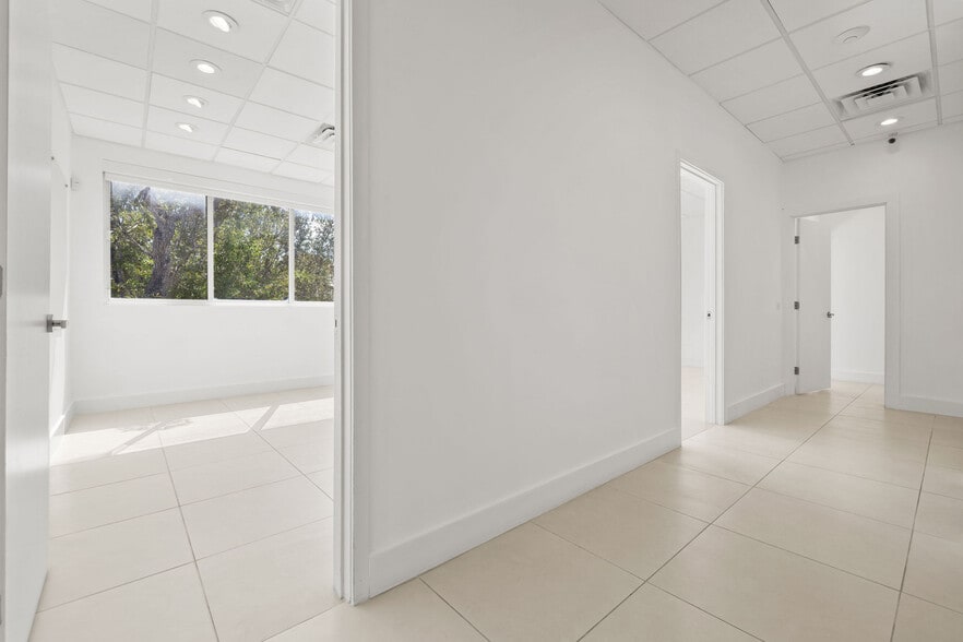 More Photos Of 335 Ne 61st St, Miami Flex For Lease