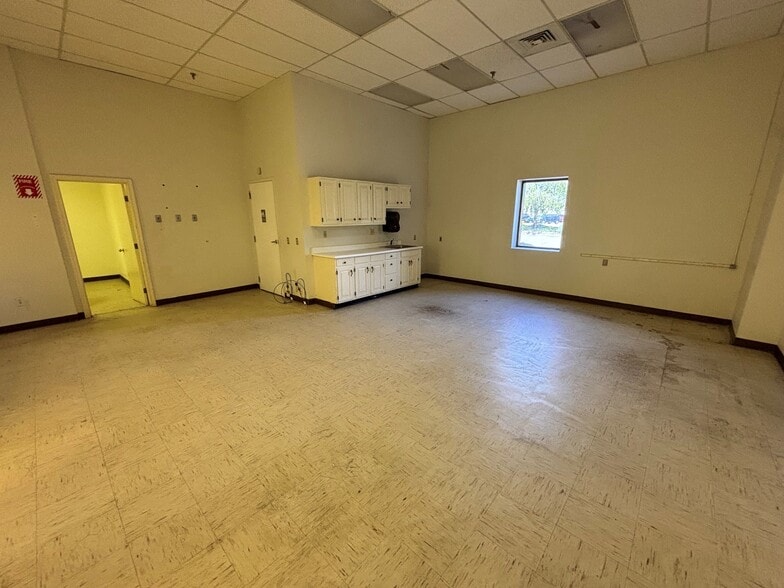 More Photos Of 135 Prestige Park Cir, East Hartford Light Manufacturing For Sale