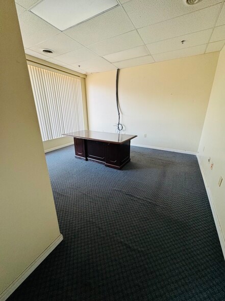 More Photos Of 426 W 4th St, London Warehouse For Sale