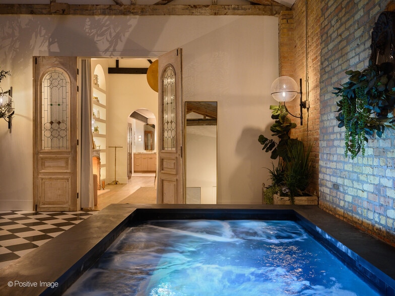 More Photos Of 2733 N Pulaski Rd, Chicago Showroom For Sale