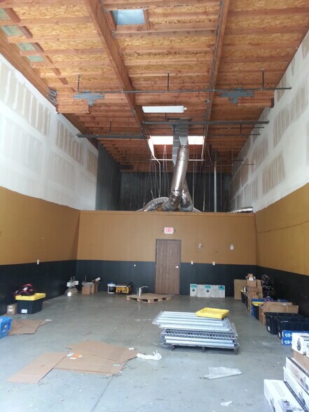 More Photos Of 10557 Juniper Ave, Fontana Warehouse For Lease