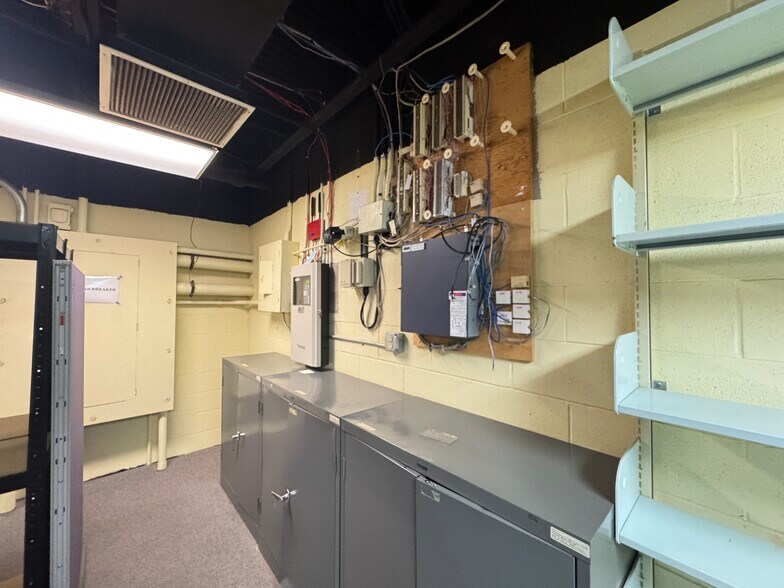 More Photos Of 40 E Simmons St, Galesburg Flex For Sale