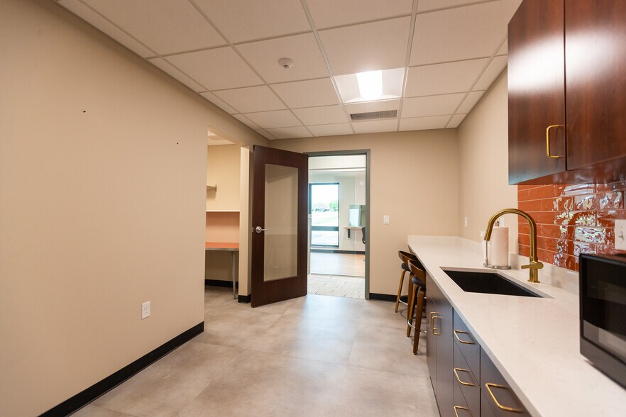 More Photos Of 4801 Quail Crest Pl, Lawrence Coworking Space