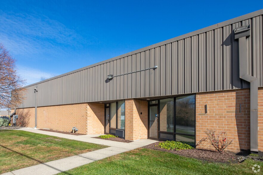 More Photos Of 7111-7137 N Austin Ave, Niles Manufacturing For Lease