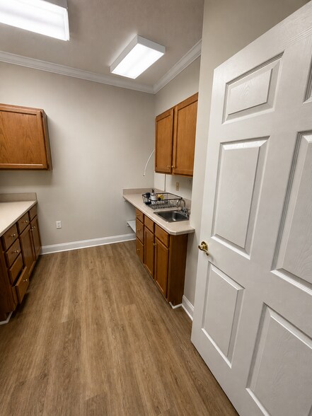 More Photos Of 8883 Perimeter Park Blvd, Jacksonville Medical For Lease