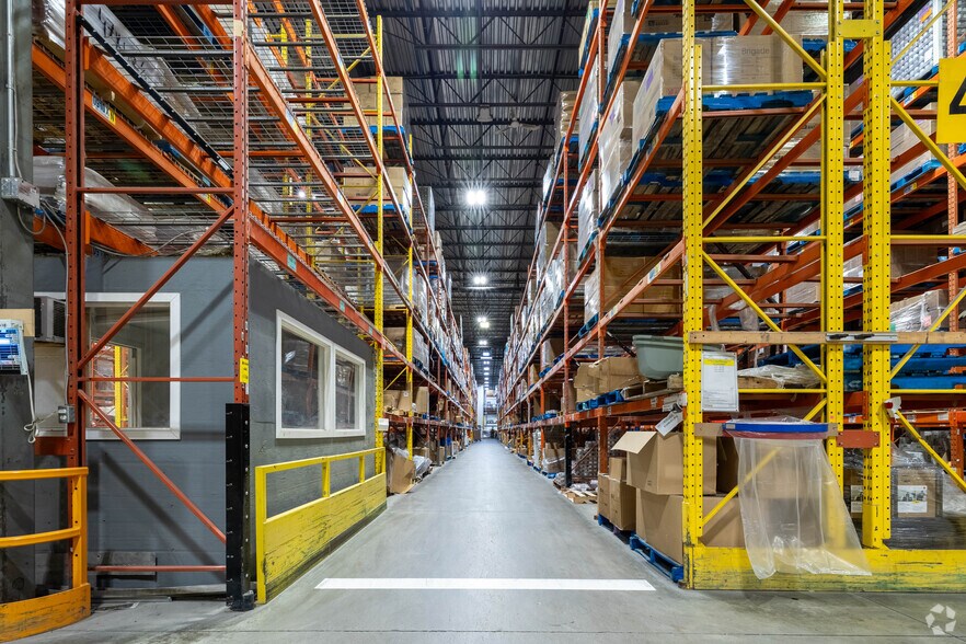 More Photos Of 10400 Renaude-Lapointe, Montréal Distribution For Sale