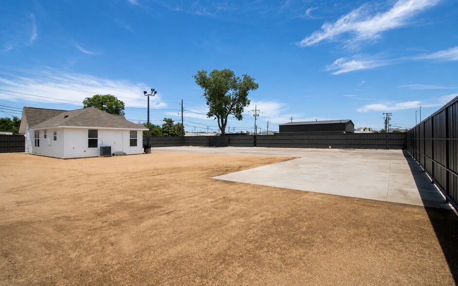 More Photos Of 2618 Bomar Ave, Dallas Land For Lease