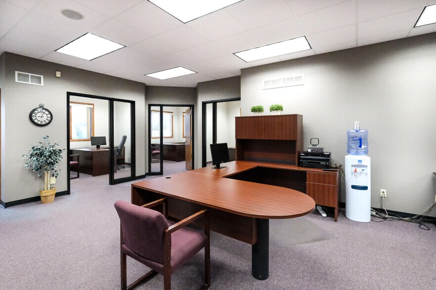 More Photos Of 40 Good Counsel Dr, Mankato Office For Sale