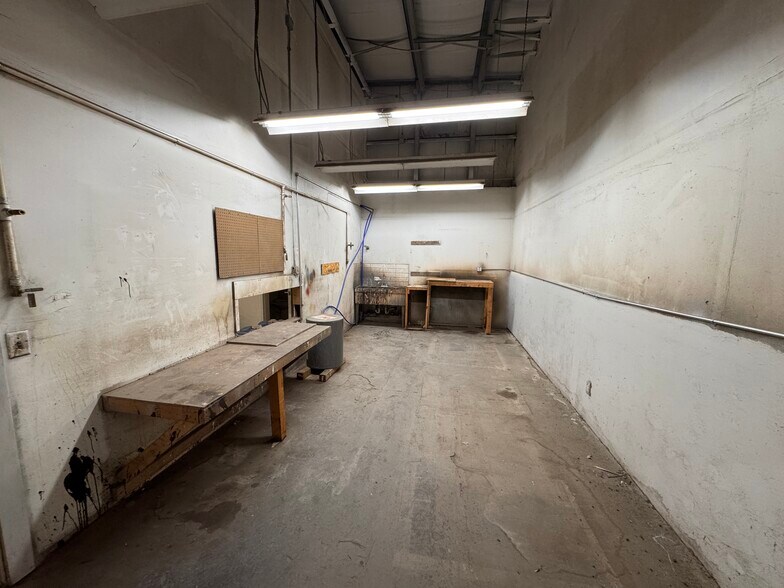 More Photos Of 7352 Greenridge Rd, Windsor Warehouse For Sale