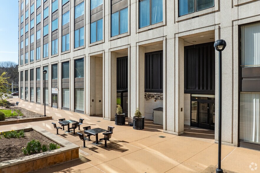 More Photos Of 320 Fort Duquesne Blvd, Pittsburgh Apartments For Sale