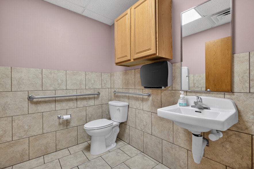 More Photos Of 133 N Glendale St, Wichita Office For Sale