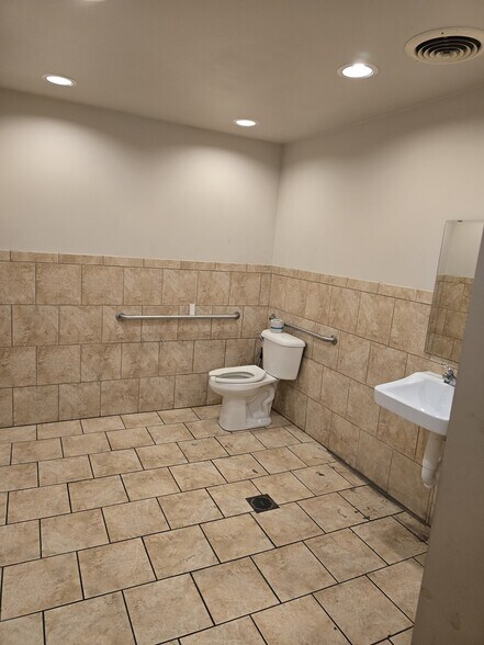 More Photos Of 2885 S Orlando Dr, Sanford Freestanding For Lease