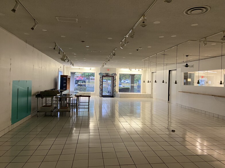 More Photos Of 4446 Main St, Snyder Storefront Retail Office For Lease