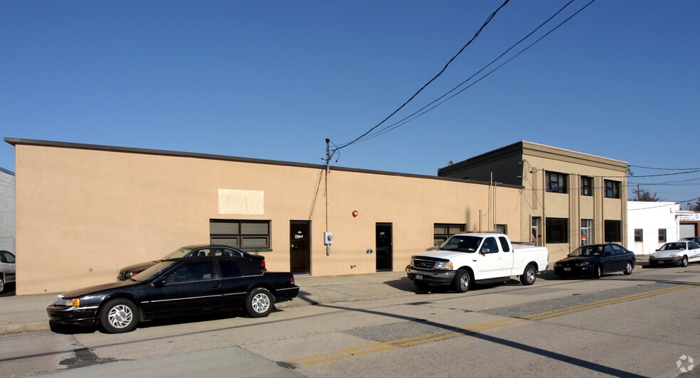 More Photos Of 43 Rocklyn Ave, Lynbrook Warehouse For Lease