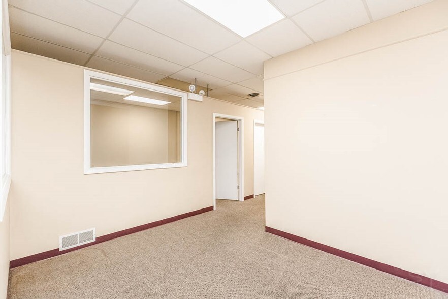 More Photos Of 4640-4650 Oakton St, Skokie Storefront For Lease