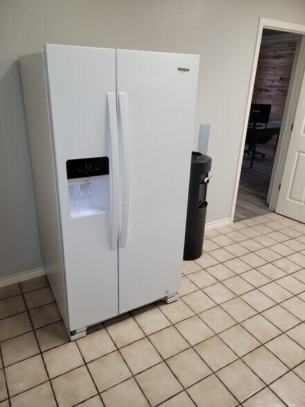 More Photos Of 4001 W Oak St, Palestine Self Storage For Lease