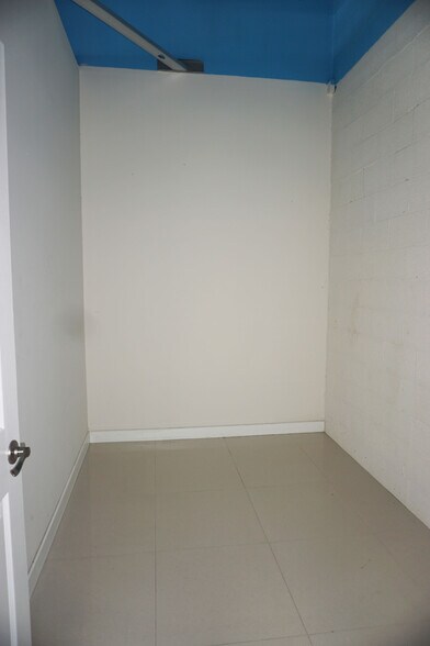 More Photos Of 374-400 N Rock Island Rd, Margate Freestanding For Lease