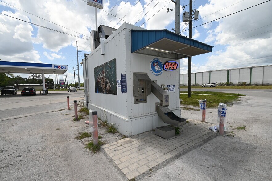 More Photos Of 749 S Central Ave, Umatilla Storefront For Sale