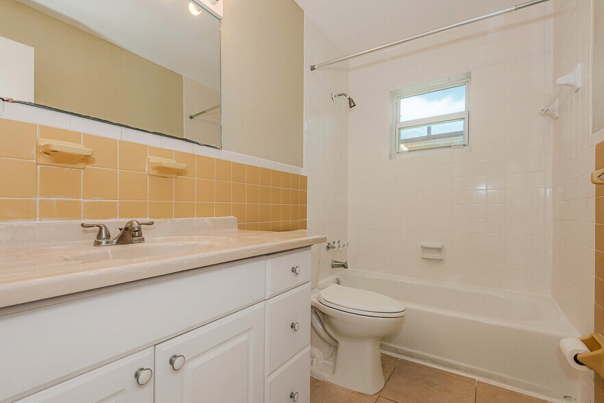 More Photos Of 4063-4065 SW 51st St, Fort Lauderdale Apartments For Sale