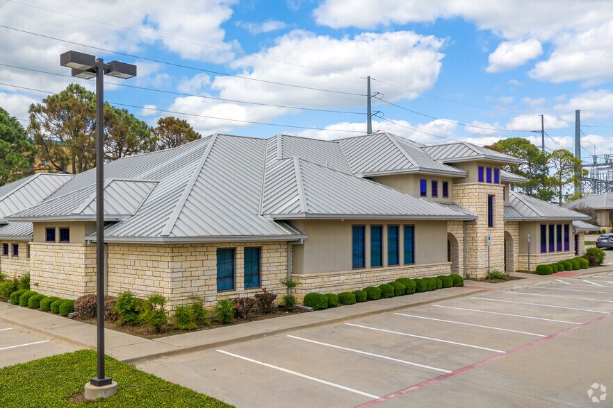 More Photos Of 2435 W Oak St, Denton Medical For Lease