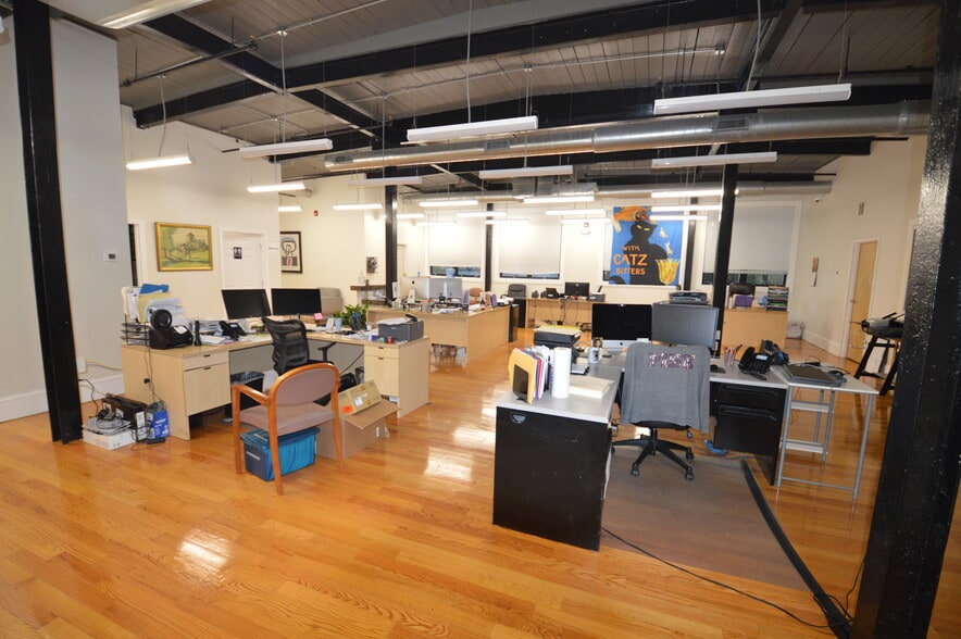 More Photos Of 100 Felton St, Waltham Light Distribution For Sale