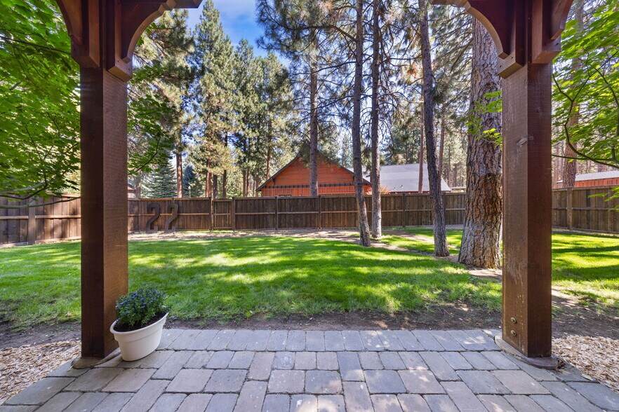 More Photos Of 750 Buckaroo Trl, Sisters Office For Sale