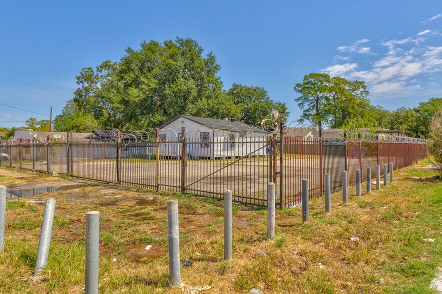 More Photos Of 8002-8004 Homestead, Houston Freestanding For Sale