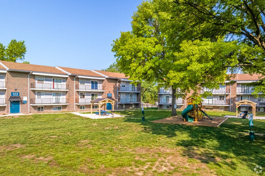 More Photos Of 108 NW 63rd St, Kansas City Apartments For Sale