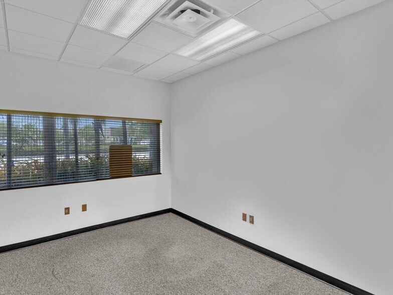 More Photos Of 2200 N University Dr, Sunrise Warehouse For Lease