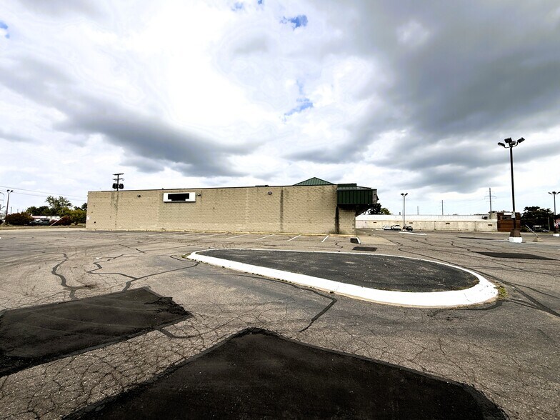 More Photos Of 11811 E 8 Mile Rd, Warren General Retail For Lease