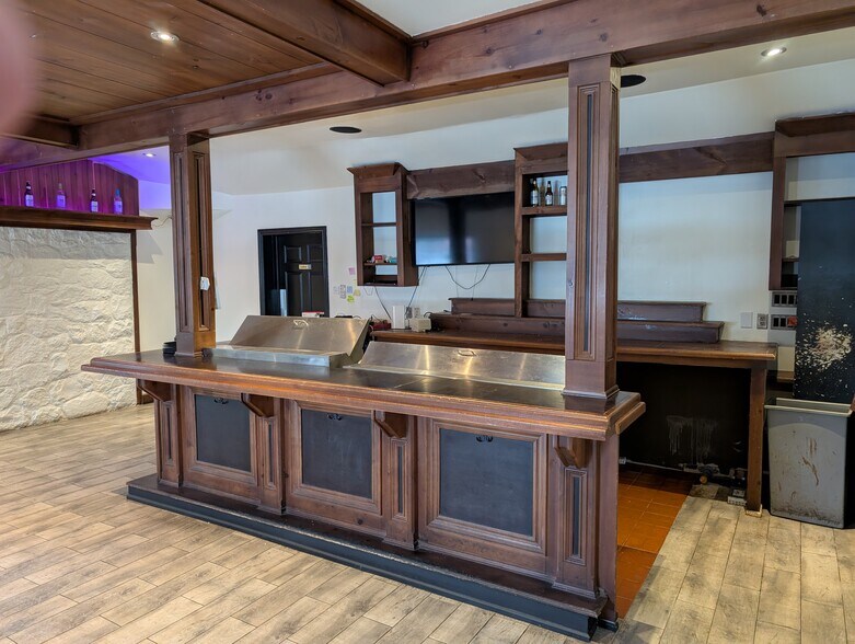 More Photos Of 2300 Wharncliffe Rd S, London Restaurant For Sale