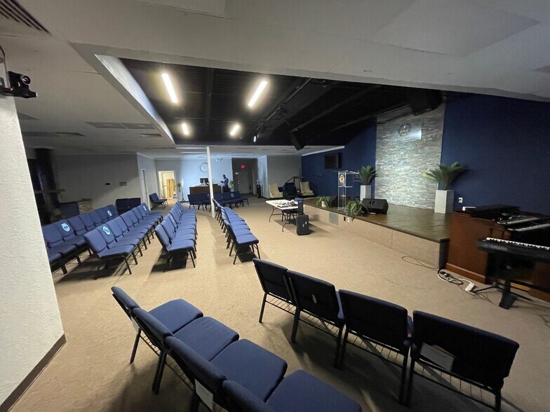 More Photos Of 6827 N Orange Blossom Trl, Orlando Unknown For Lease