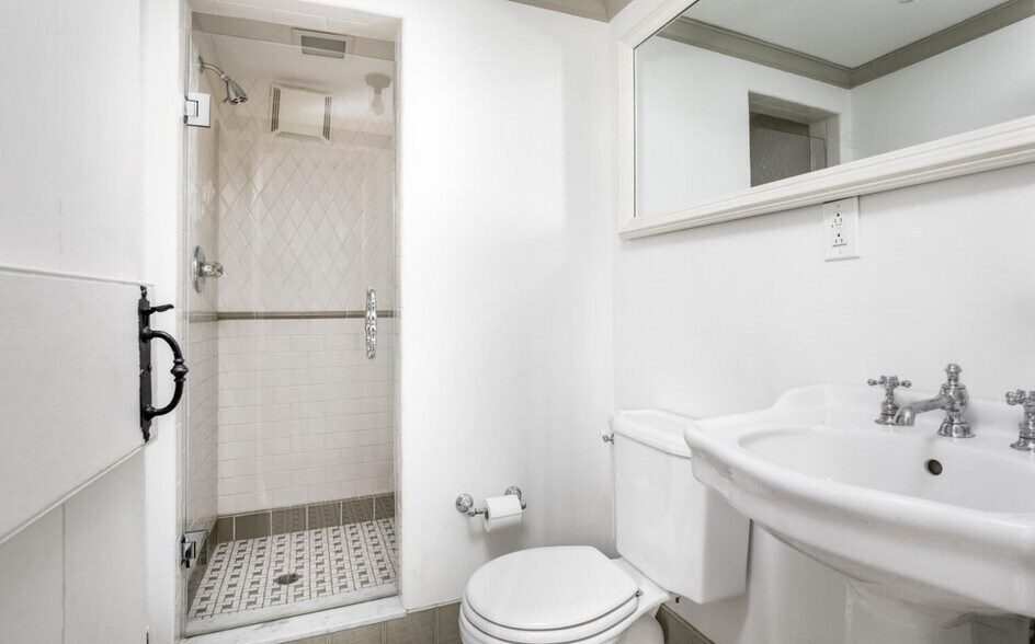 More Photos Of 43 Crown St, Kingston Office For Lease