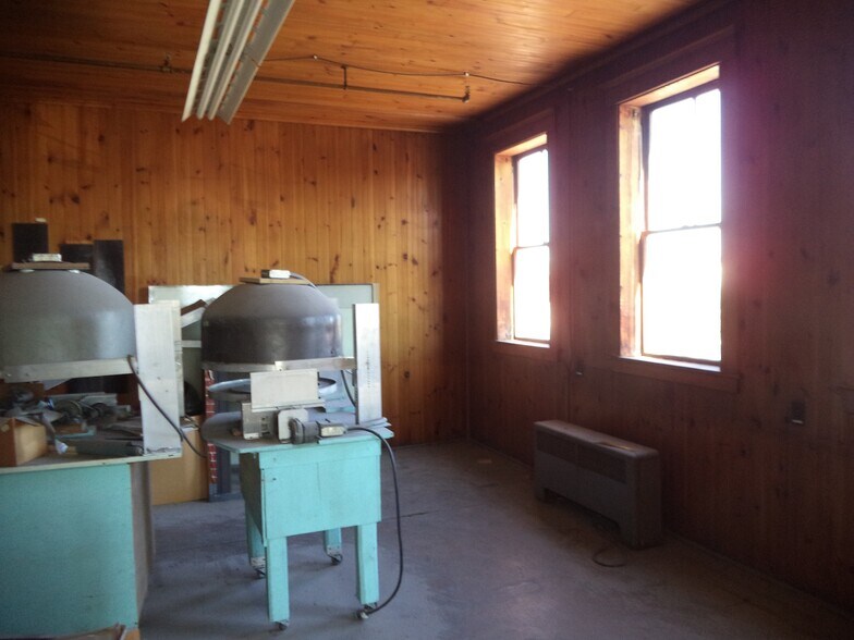 More Photos Of 121 Valley St, Manchester Showroom For Sale